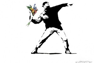 Banksy Graffito, Vermummter wirft Blumenstrauß